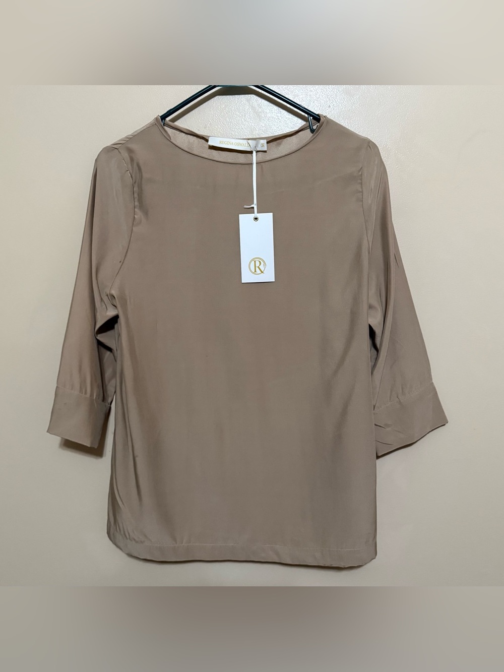 NWT Regina Oswald Collection Gardenia 100% Silk Blouse in Taupe Sz M MSRP $350